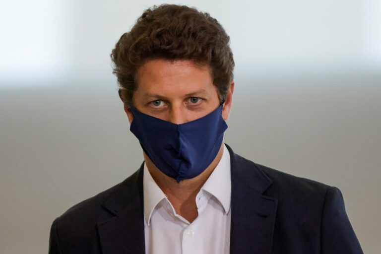 Sob investigação, ‘cai’ o ministro do Meio Ambiente, Ricardo Sales