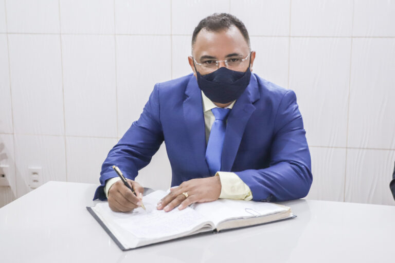 Aldo Rogério toma posse e diz que chega para contribuir com ações em favor da população