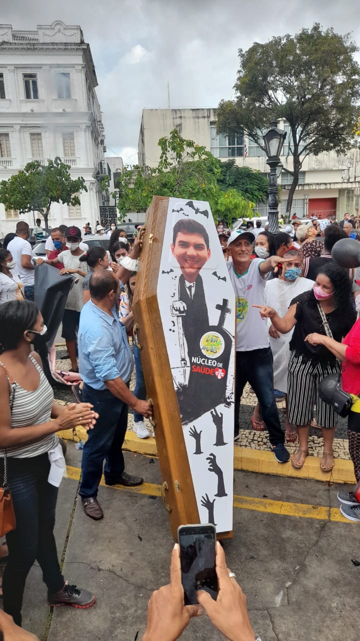 Caixão ‘enterra’ Braide durante manifestação na porta da Prefeitura de São Luís