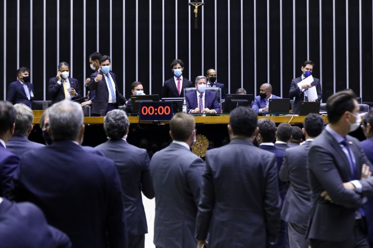 Câmara rejeita ‘distritão’ e aprova retorno das coligações
