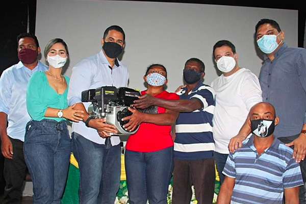 Prefeitura de Rosário entrega 40 motores para pescadores