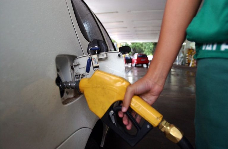 Petrobras reduz em dez centavos o preço da gasolina para distribuidoras