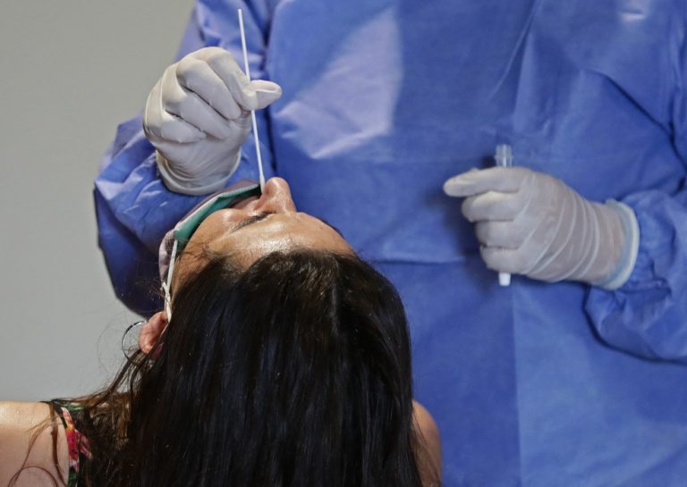 Avanço da Ômicron e surto gripal causam impactados com afastamento de trabalhadores