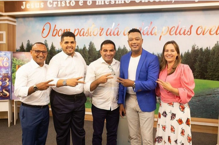 Atendendo convite de pastores, Josimar participa de culto na Igreja Mundial