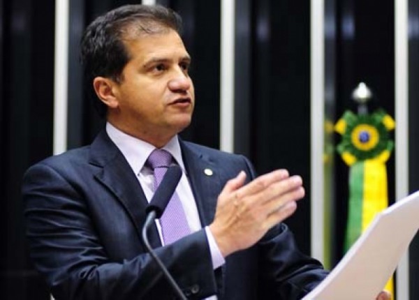 Após exoneração, Simplício pode tirar Gastão da Câmara?