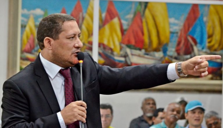 Marquinhos anuncia pré-candidatura ao Senado com duras críticas a Flávio Dino
