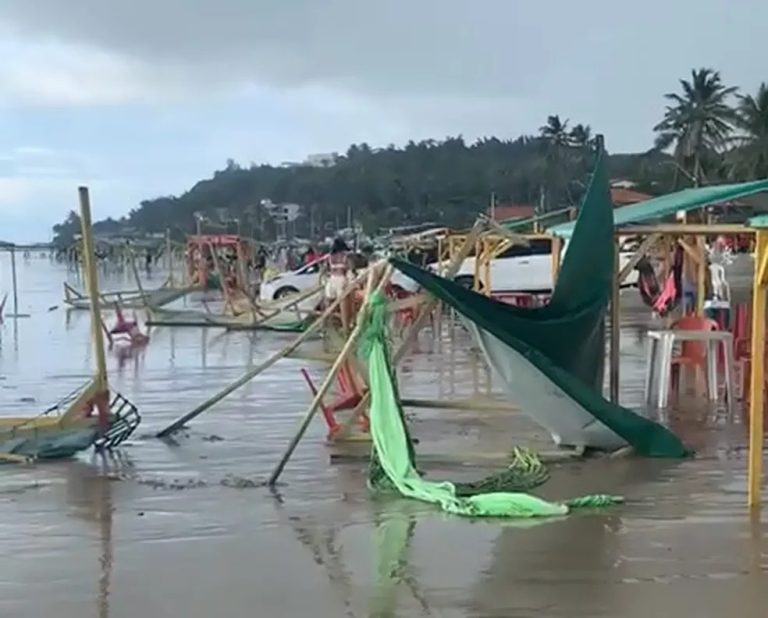 Ventania assusta banhistas e derruba barracas na Praia do Meio