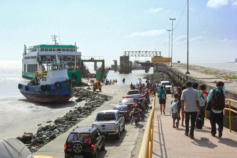 Motoristas dormem em fila de Terminal Marítimo por falta de ferry boat para travessia