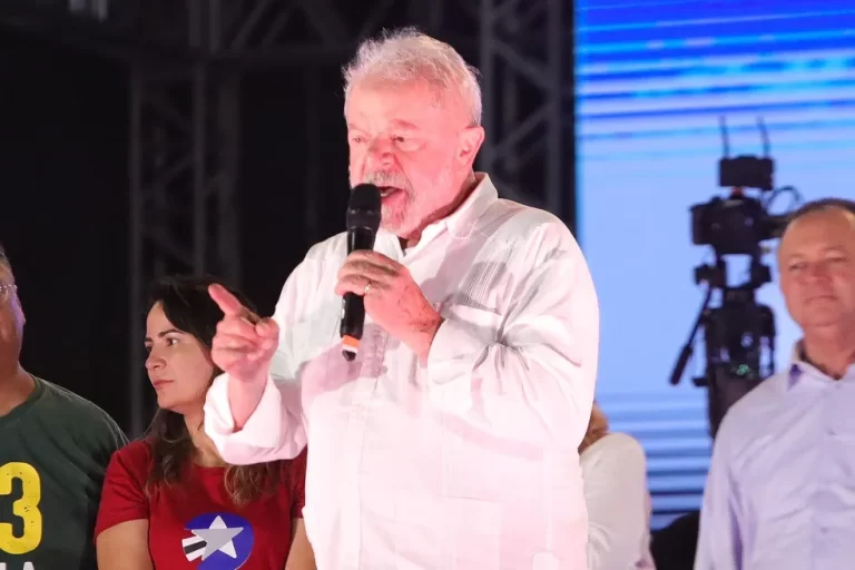 Lula participa de ato de campanha em São Luís