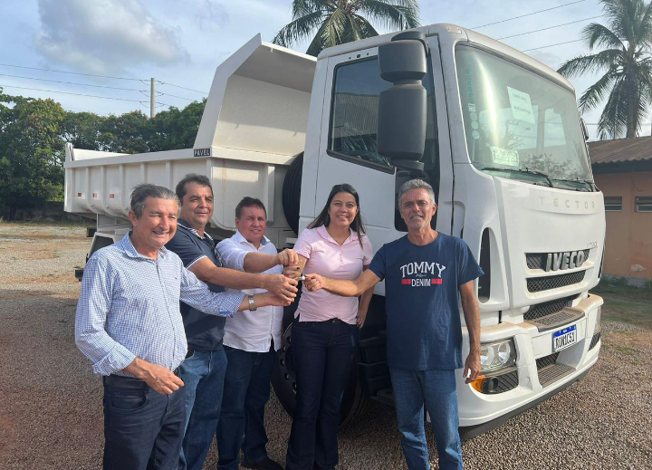 Prefeituras de Santa Rita e Bacabeira recebem caçambas da Codevasf