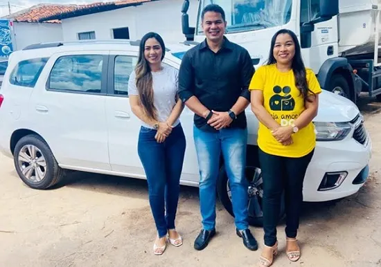 Calvet Filho entrega carro para Assistência Social em Rosário