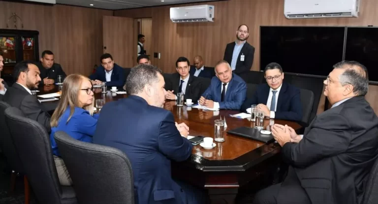 Flávio Dino se reúne com deputados após Rodrigo Lago questionar mudança no regimento