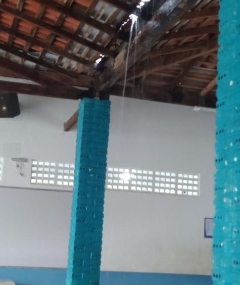 Alunos usam caixa d’água para conter goteiras em escola municipal de São Luís; veja