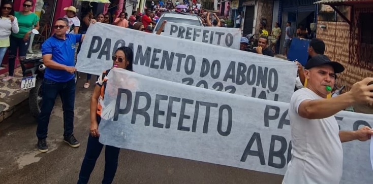 Professores de Turiaçu protestam contra atraso de pagamentos