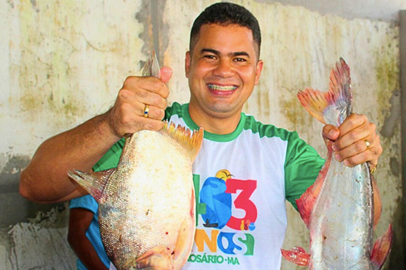 Calvet Filho garante cestas básicas e peixes às famílias em Rosário