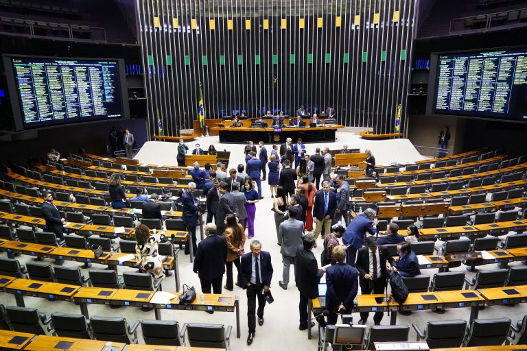 Dez deputados maranhenses votam a favor de projeto que propõe tornar crime discriminar políticos