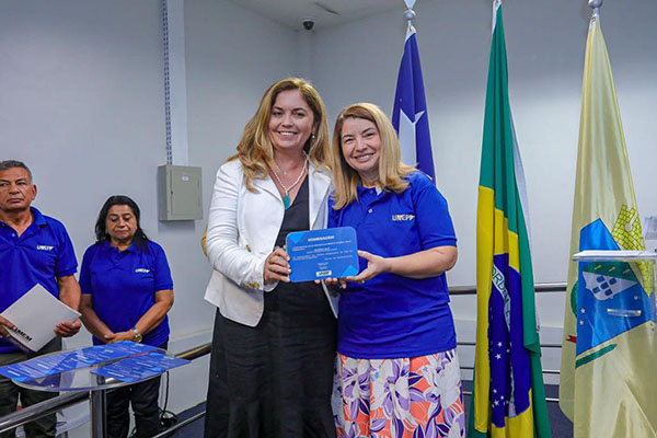 Iracema Vale é homenageada com placa ‘Deputada Municipalista’