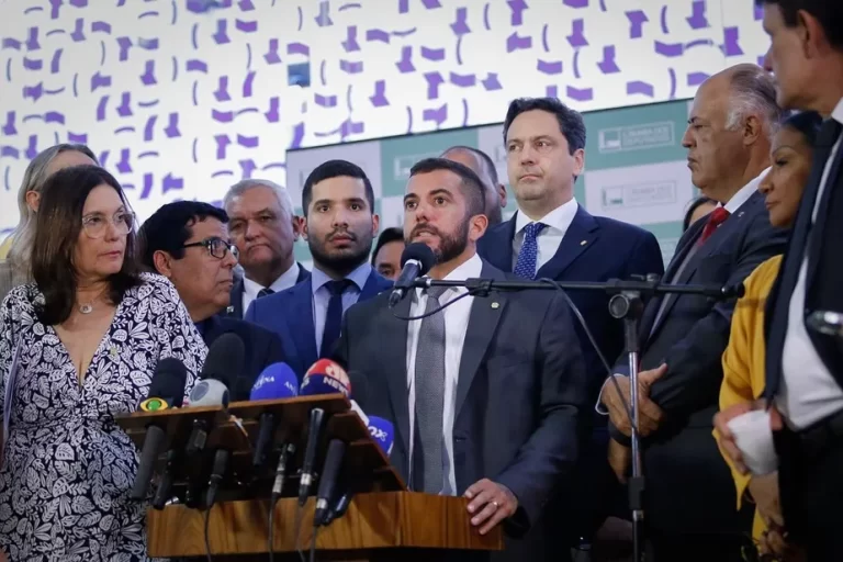 Deputados do partido de Bolsonaro se digladiam em grupo do whatsapp