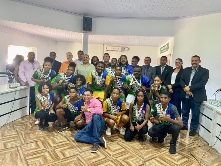 Atletas vencedores da etapa regional dos Jogos Escolares recebem homenagens da Câmara de Central do Maranhão