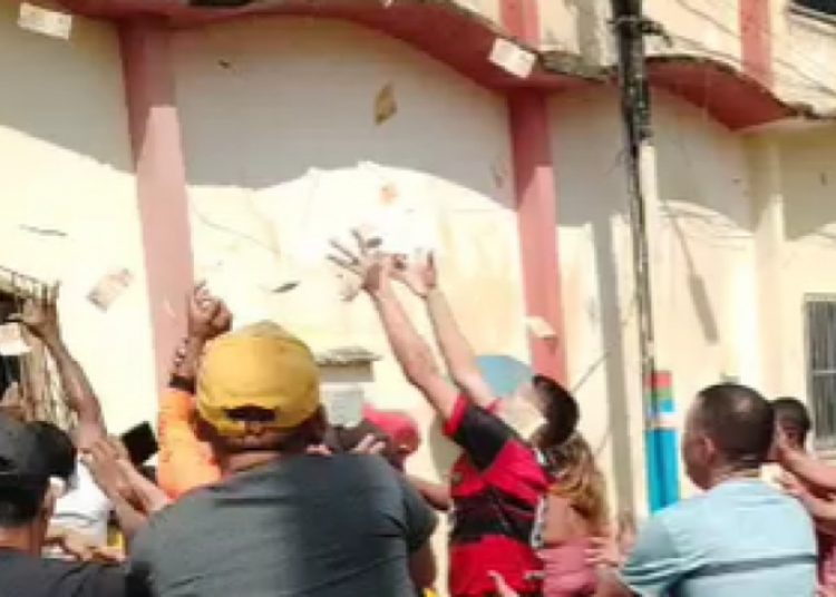 Vereador no Maranhão joga dinheiro à população pela janela