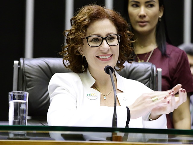 Hacker da ‘vaza jato’ é preso e Carla Zambelli é alvo de buscas