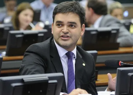 Rubens Júnior sobre gastos na divulgação: “Quem trabalha mais, divulga mais”