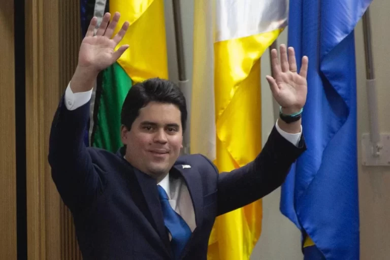 André Fufuca assume Esporte com agradecimentos a Lula e Lira