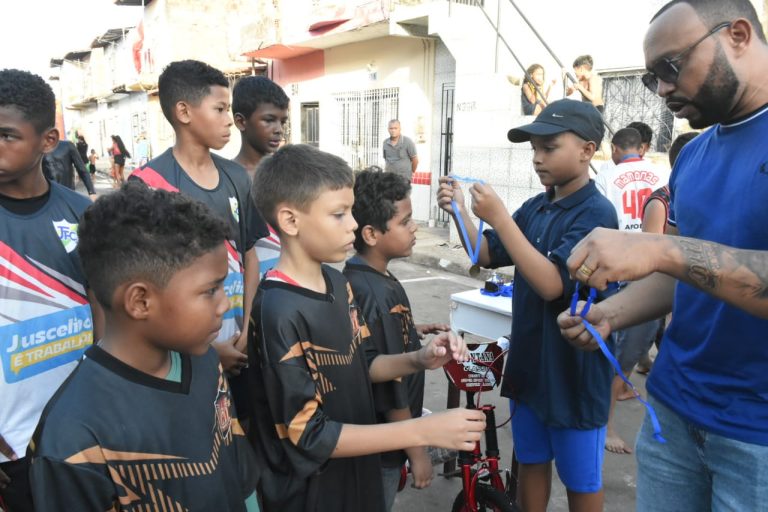 No Dia das Crianças, vereador ensina ao filho uma grande lição sobre empatia e solidariedade
