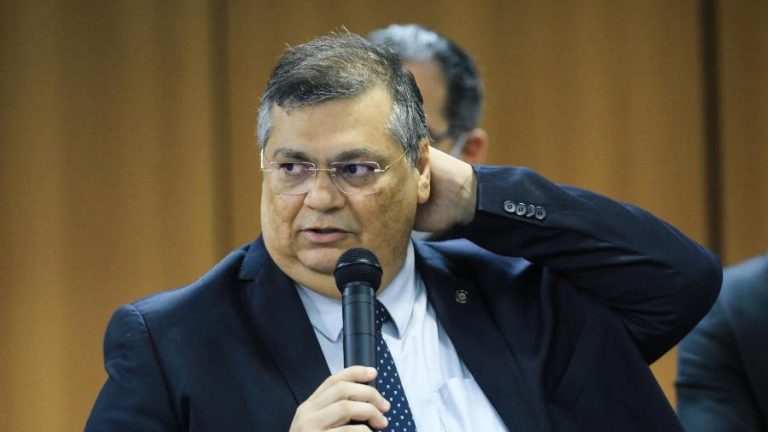 Com “tiros” de petistas e bolsonaristas, Flávio Dino é alvo de “fogo cruzado”