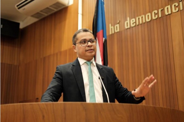 “Ninguém vai deixar de estudar por não estar vacinado”, diz deputado ao rebater posição antivacina