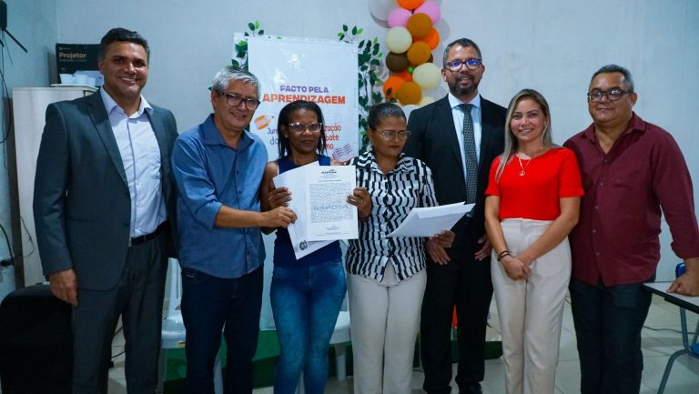 Prefeito Eudes Barros entrega títulos de propriedade de terras para famílias na Raposa