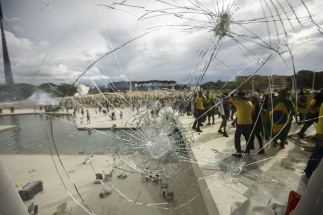 8/1: Golpe é derrotado, com reconquista da democracia