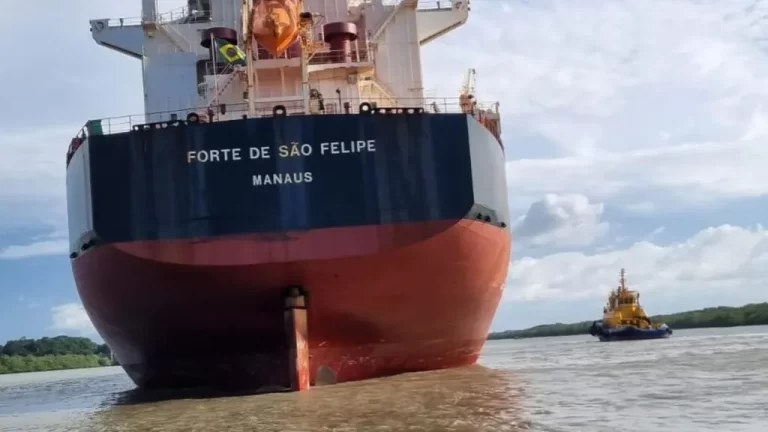 Navio de 229 metros encalha em canal que dá acesso a porto em São Luís
