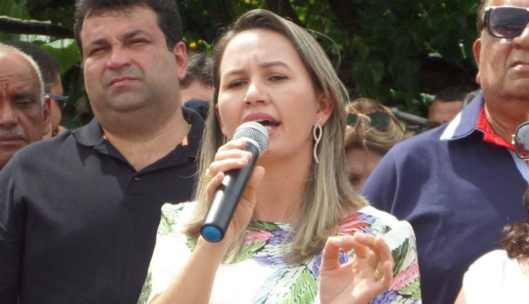Prefeita é suspeita de usar cargos públicos para pagar serviços particulares