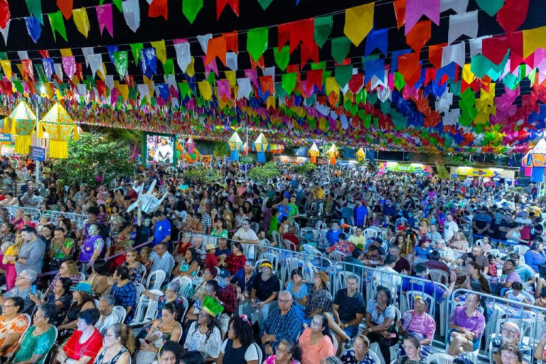Multidão acompanha abertura oficial do Arraial da Assembleia