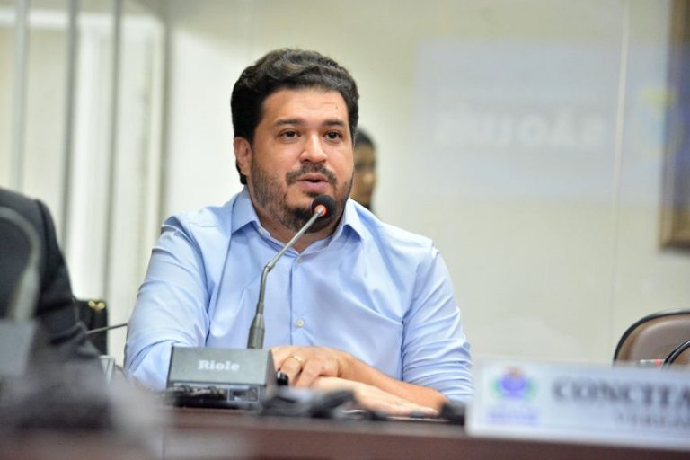 Ex-secretário de Saúde alega déficit orçamentário para justificar contratos emergenciais