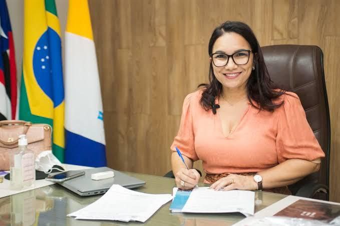 Timon: Justiça determina retirada de postagens ofensivas à prefeita Dinair