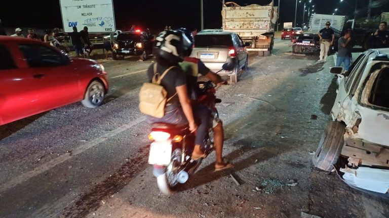 Carreta colide em vários veículos parados na BR-135; assista ao vídeo
