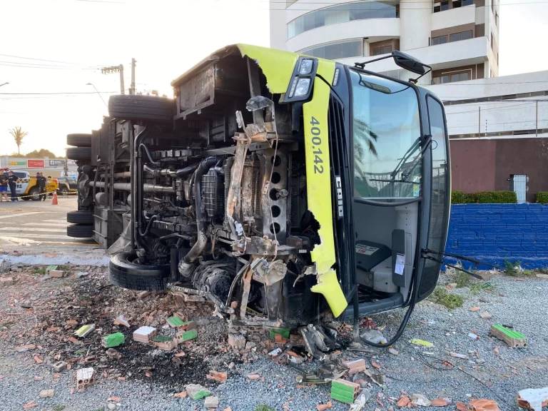Após ser atingido por caminhão, ônibus tomba e deixa 12 feridos em São Luís