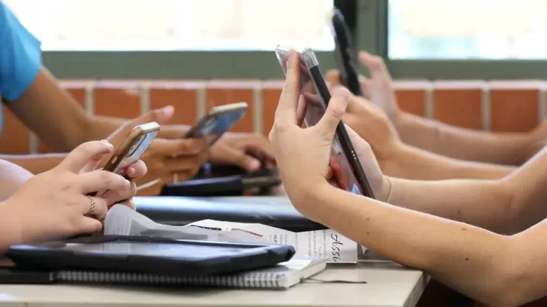 Deputado quer proibir uso de celulares em escolas do Maranhão