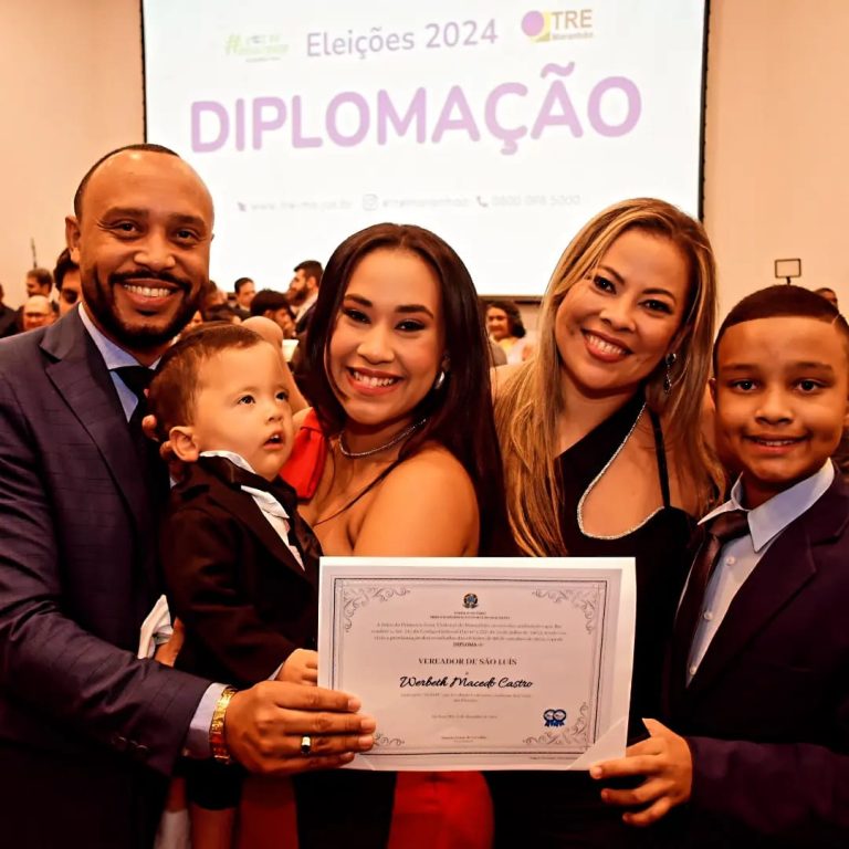 Reeleito para o 4º mandato, Beto Castro é diplomado ao lado da família