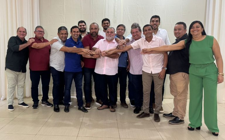Roberto Costa recebe apoio de mais 15 prefeitos à Famem