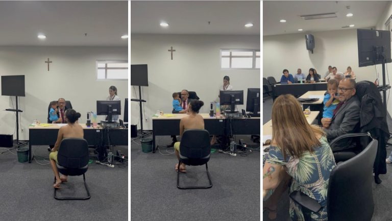 Bebê chora em audiência e juiz segura criança no colo para tranquilizá-la