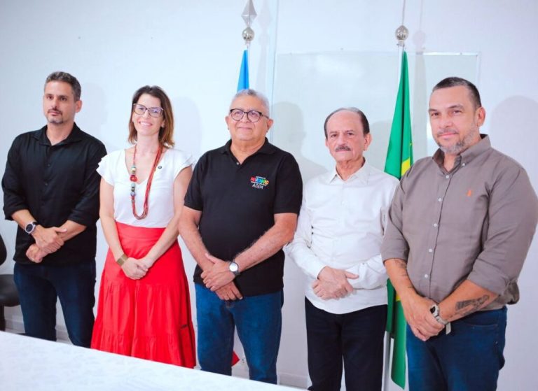 Dr. Julinho assina acordo de cooperação técnica para otimizar coleta seletiva de resíduos