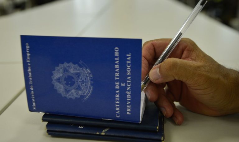 Alteração na CLT reforça regras para concessão de férias e prevê multa para empresas