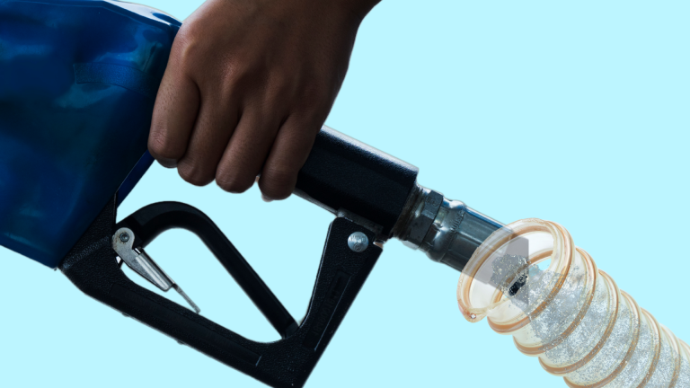 Postos de combustíveis poderão ter que usar mangueiras transparentes em São Luís