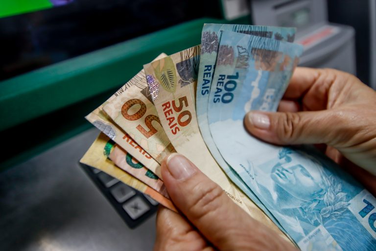 Pagamento dos servidores passa a ter data fixa em cidades do PL