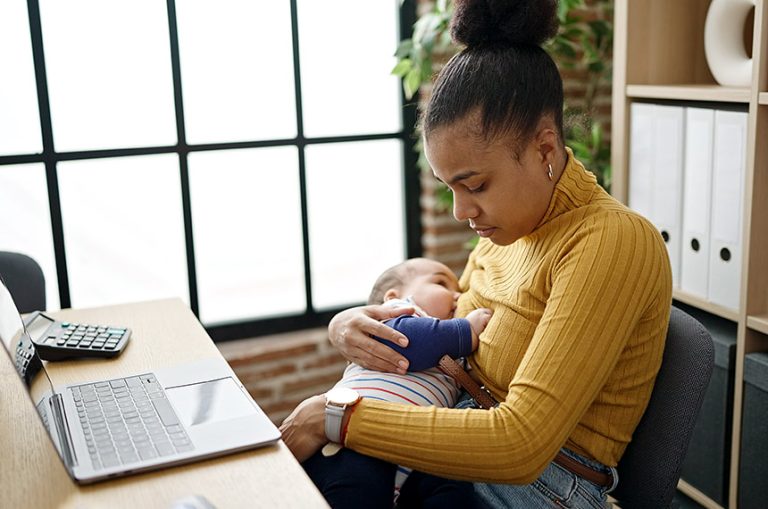 Proteção legal às mães lactantes vai do emprego à sala de aula