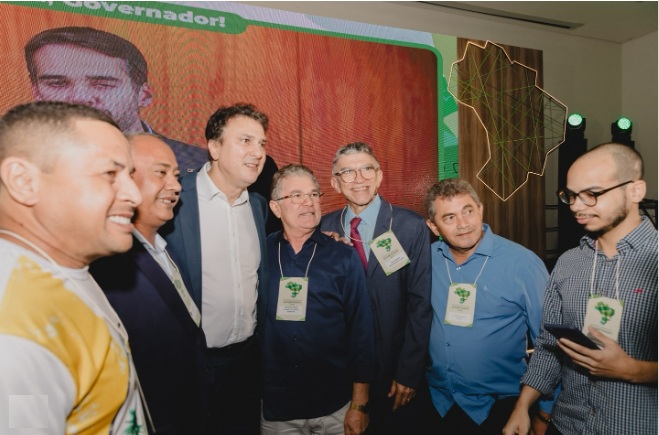 Carlinhos Barros usurpa cargo de prefeito em evento nacional