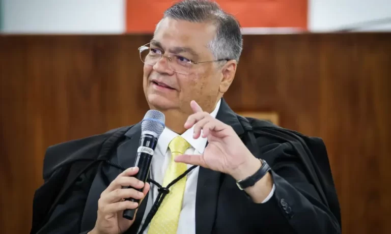 Flávio Dino suspende ações na FMF e cobra resposta da CBF